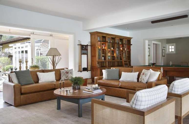 34. O formato da poltrona de madeira &eacute; sempre variado. Projeto de Migs Arquitetura