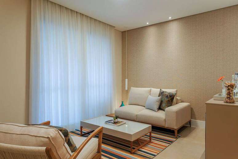 35. A poltrona de madeira &eacute; delicada e chamativa ao mesmo tempo. Projeto de Luciane Mota