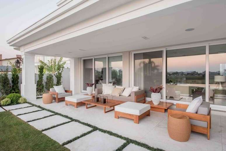 40. O importante da poltrona de madeira &eacute; resistente. Projeto de L&iacute;dia Maciel