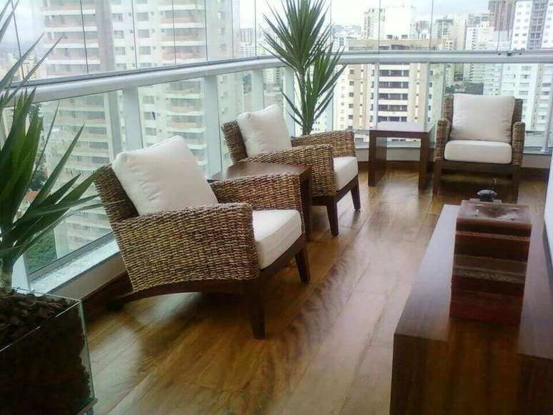 41. A poltrona de madeira &eacute; muito usada em &aacute;reas externas. Projeto de Denise Barbuy Paes de Almeida