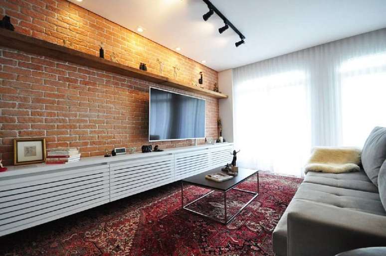 2. A parede de tijolinho pode ser feita de diversas formas para decorar a sua sala de estar – Foto: Habitissimoo