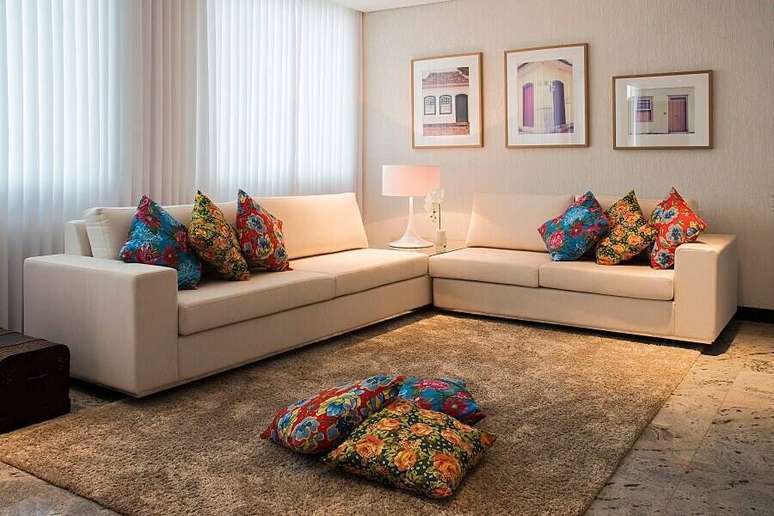 4. Sala simples decorada com quadros e almofadas coloridas – Foto: Habitissimo
