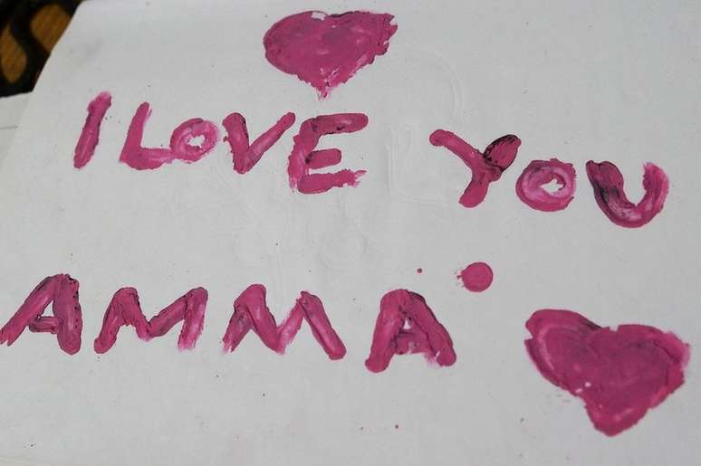 Em mensagem na capa, a mensagem 'Eu te amo, mamãe'