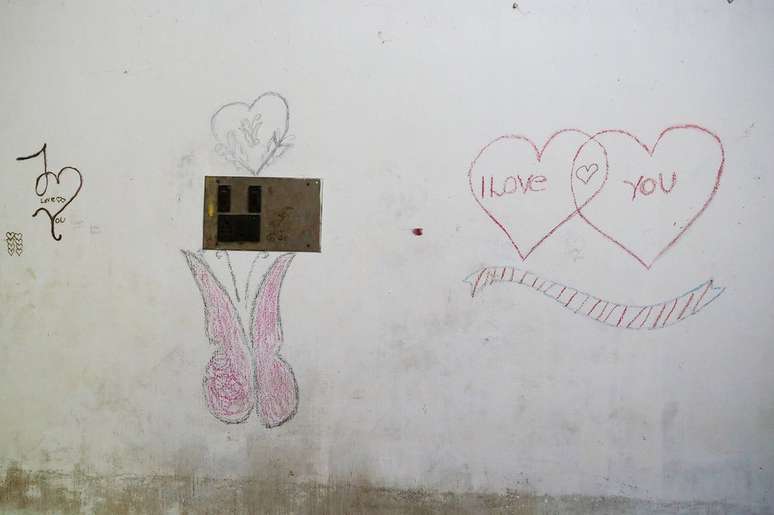 A garota escreveu mensagens e desenhou nas paredes de sua casa
