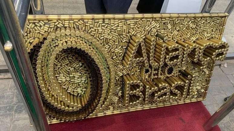 Apoiador de Bolsonaro o presenteou com uma escultura da logomarca do seu partido feita com cartuchos de bala
