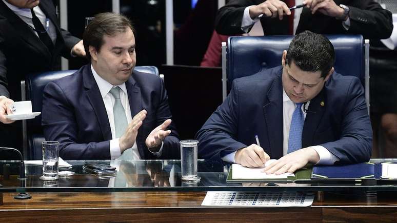 Os presidentes da Câmara, Rodrigo Maia, e do Senado, Davi Alcolumbre, preferem que o Congresso vote uma PEC sobre a prisão em segunda instância