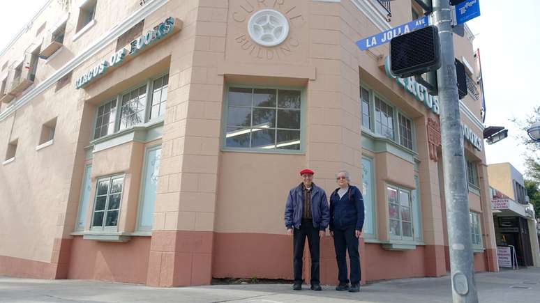 Barry e Karen na fachada da loja em West Hollywood