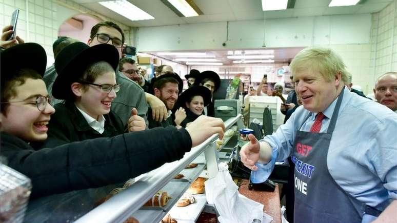 O primeiro-ministro britânico, Boris Johnson, faz campanha em padaria judaica