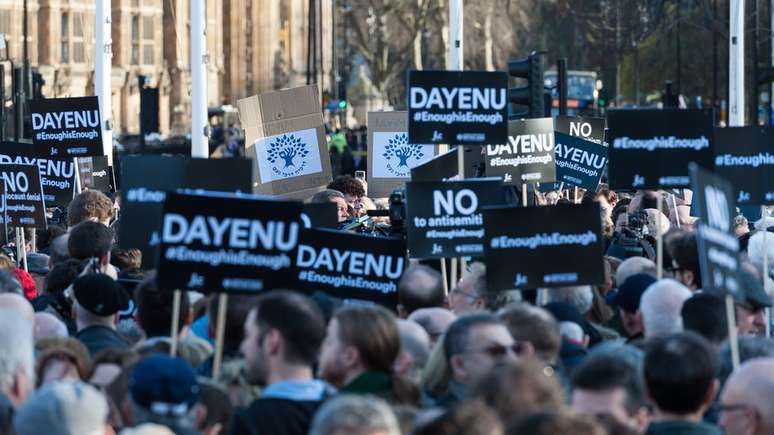 Manifestantes fazem acusações antissemitas contra os trabalhistas em ato em Londres