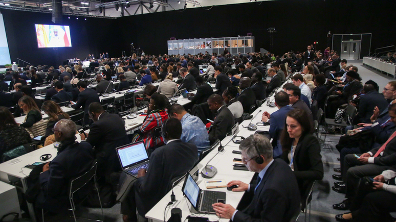 Delegados e representantes dos países ouvem aos discursos na COP 25, em Madri