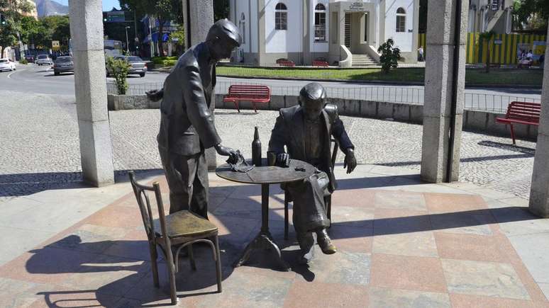 Est&aacute;tua em homenagem a Noel Rosa na Vila Isabel