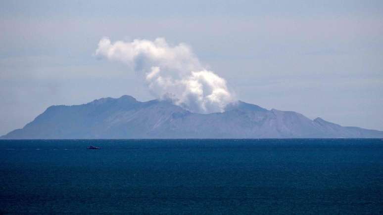 Vulcão entrou em erupção enquanto turistas visitavam a Ilha Branca, na Nova Zelândia