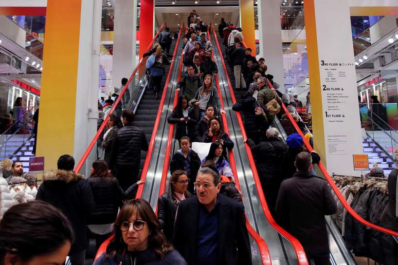 Consumidores fazem compras em shopping de Nova York
25/11/2019
REUTERS/Andrew Kelly  