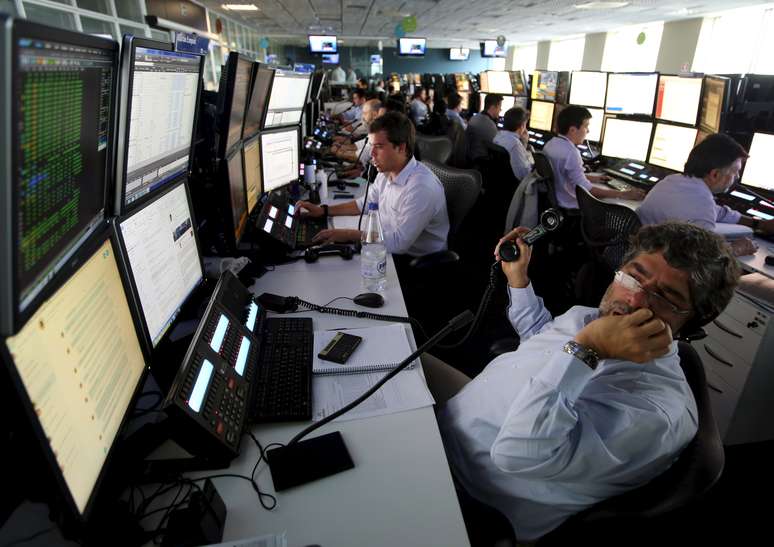 Operadores trabalham nos escritórios da XP Investimentos em São Paulo 
10/09/2015
REUTERS/Paulo Whitaker