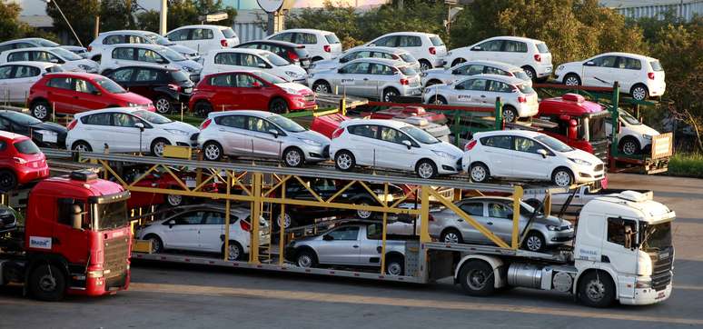 Novos carros são transportados em camihões em São Bernardo do Campo (SP)
29/04/2014
REUTERS/Paulo Whitaker