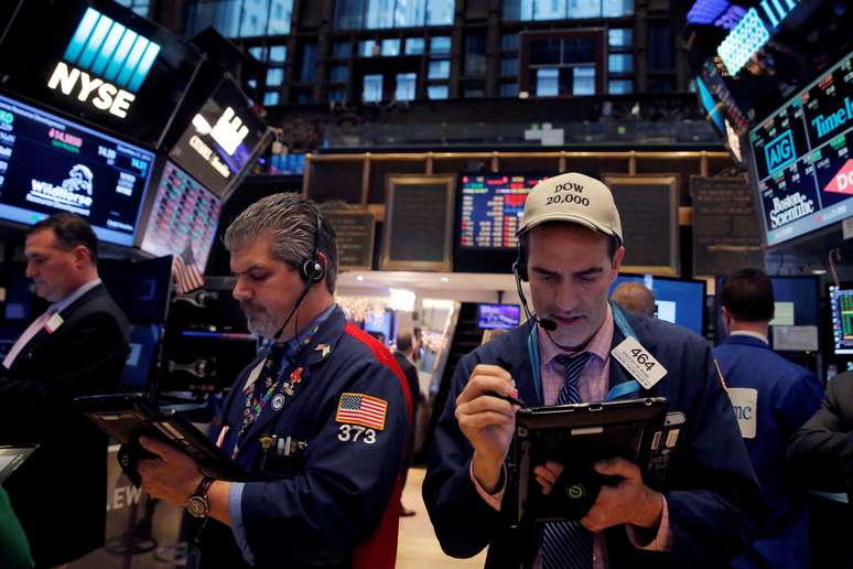 Operadores na bolsa de valores de Nova York (EUA) 
21/12/2016
REUTERS/Andrew Kelly