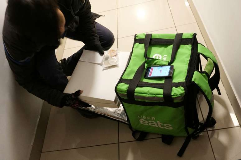 Entregador da Uber Eats, plataforma da Uber, em Lima, Peru 
09/06/2018
REUTERS/Mariana Bazo