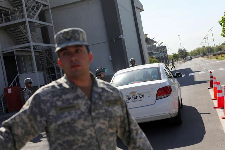 Militar da For&ccedil;a A&eacute;rea Chilena controla acesso a uma base a&eacute;rea em Santiago
10/12/2019
REUTERS/Pablo Sanhueza