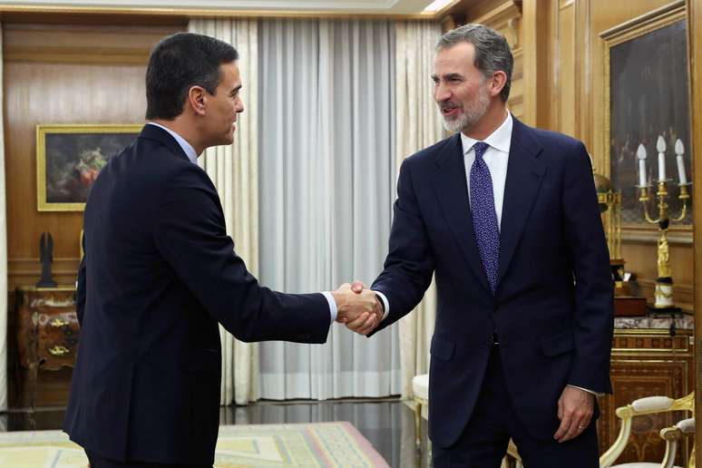 Rei Felipe (à direita) cumprimenta o primeiro-ministro interino, Pedro Sánchez
11/12/2019
Kiko Huesca/Pool via REUTERS