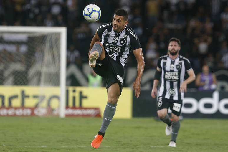 Diego Souza (foto) e Cícero lideram lista de dispensas do Botafogo – Foto: Vitor Silva/Botafogo