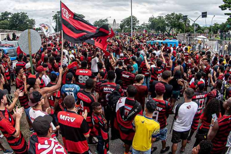 Torcida deve lotar a área próxima ao Terminal de Cargas do Galeão (Foto: Paula Reis / Flamengo)