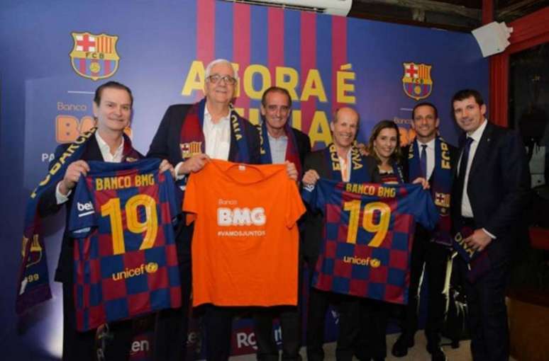 Com a presença de Belletti (2° da dir. para a esq), BMG e Barcelona celebraram parceria em SP (Erbs Jr/Divulgação)