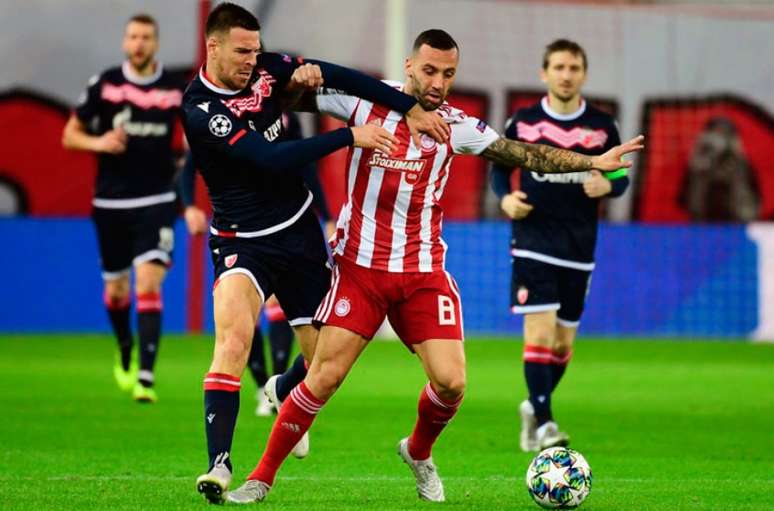 Olympiacos vai disputar a Liga Europa (Foto: ARIS MESSINIS / AFP)