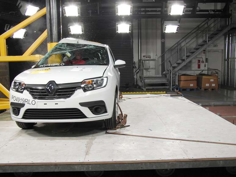 Renault Sandero no impacto lateral: apesar dos quatro airbags, só três estrelas.