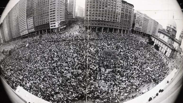 A manifesta&ccedil;&atilde;o hist&oacute;rica no Centro do Rio que ficou conhecida como a Passeata dos Cem Mil, em junho de 1968