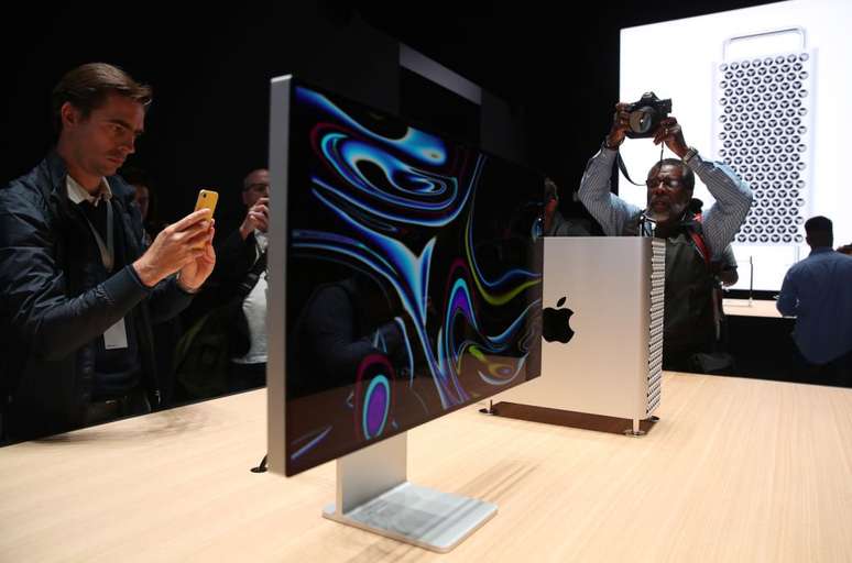 O Mac Pro pesa 18 kg, mas a Apple oferece a um custo adicional de US$ 400 quatro rodas para facilitar seu deslocamento
