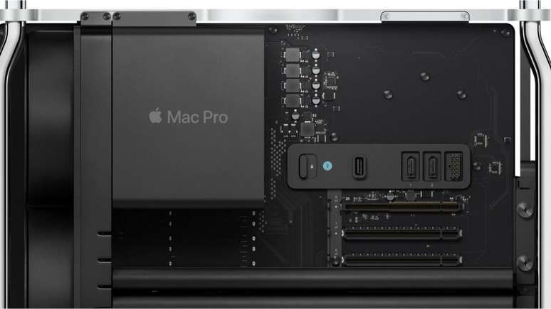 O gabinete do Mac Pro é removível para que o usuário possa instalar e desinstalar o hardware a qualquer momento