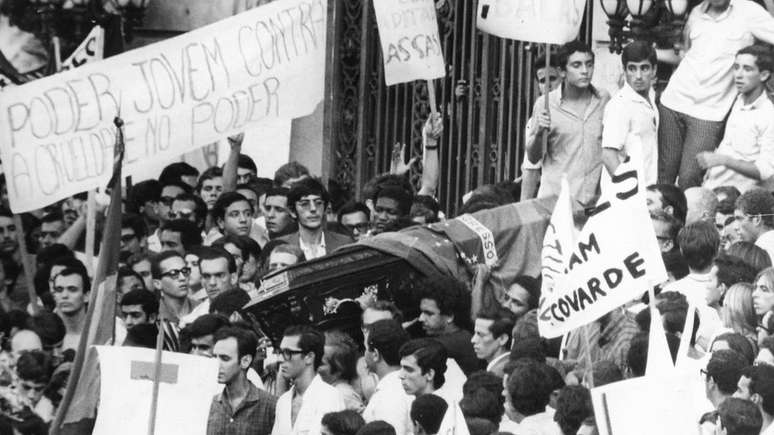 A morte do estudante Edson Luís, assassinado em março de 1968 no Rio por agentes da repressão, desencadeou uma série de manifestações contra o regime militar