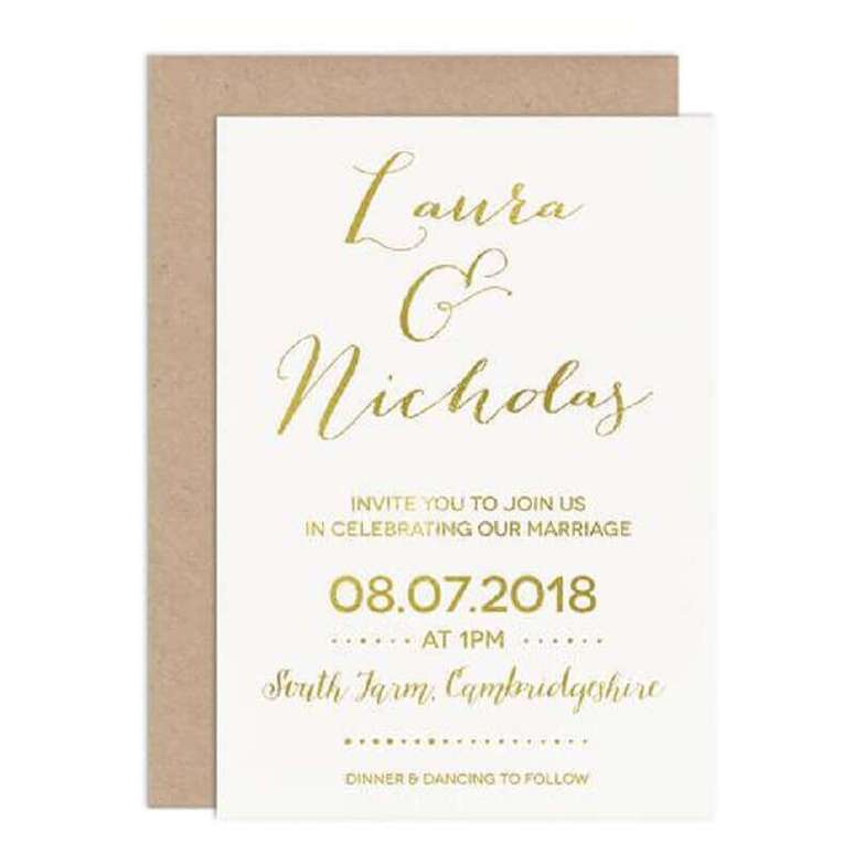 51. Os modelos clássicos de convite de casamento simples podem ser escritos com letras douradas e prateadas – Foto: Russet & Gray