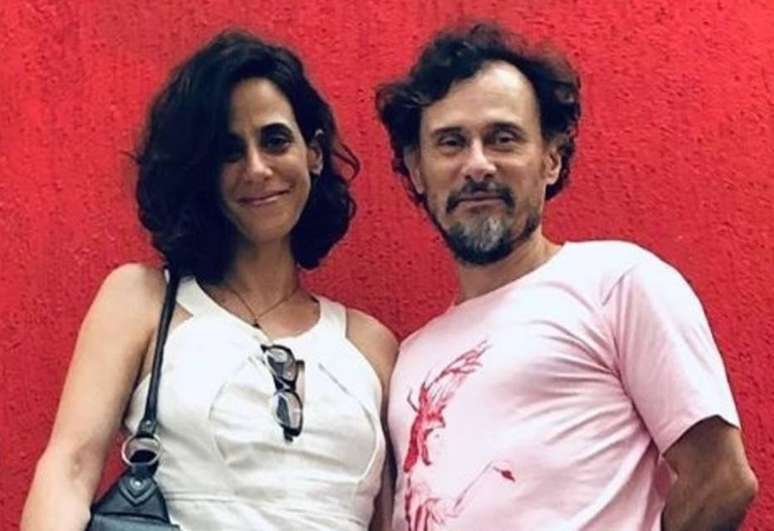 Os atores Enrique Diaz e Mariana Lima se casam após 20 anos de relacionamento.