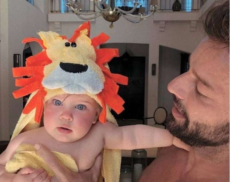 O cantor Ricky Martin e a filha L&uacute;cia.