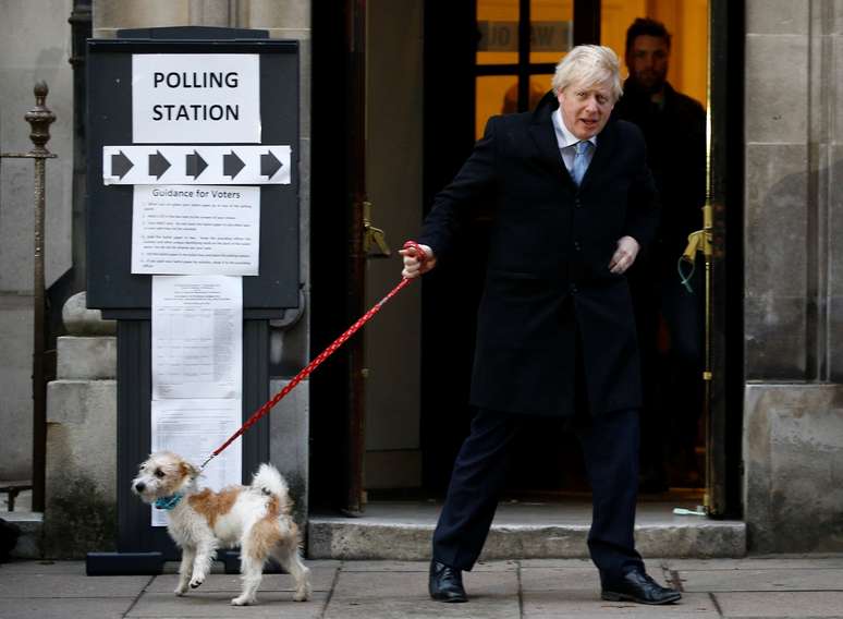 Premiê britânico, Boris Johnson, deixa local de votação com seu cachorro, Dilyn, em Londres
12/12/2019
REUTERS/Henry Nicholls