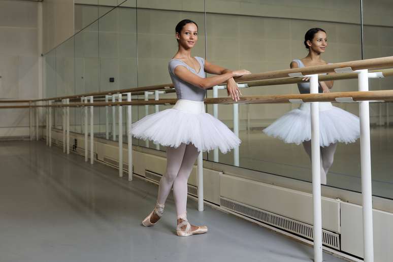 Bailarina Francesca Hayward posa para foto durante ensaio na Royal Ballet Opera
15/11/2019
REUTERS/Simon Dawson