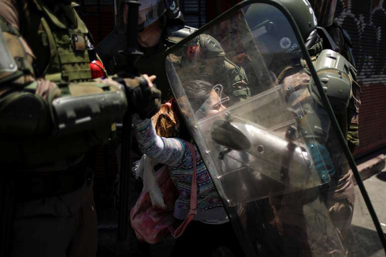 Manifestante presa pela polícia durante protesto contra o governo chileno em Valparaíso
12/12/2019
REUTERS/Andres Martinez Casares