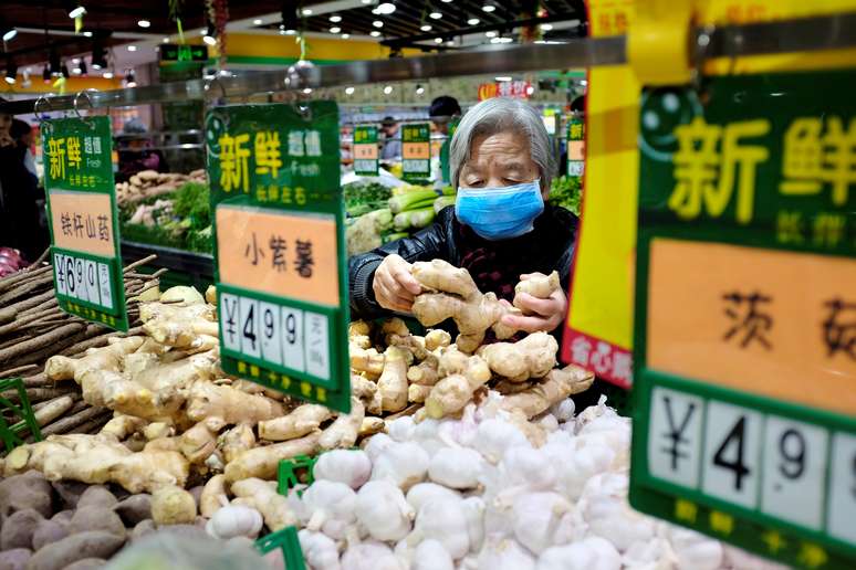 Mulher seleciona verduras em supermercado de Pequim 
02/01/2018
REUTERS/Jason Lee