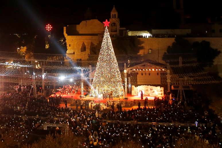 Palestinos acendem árvore de Natal na Praça da Manjedoura, em frente à Igreja da Navidade, em Belém, na Cisjordânia ocupada
30/11/2019 REUTERS/Mussa Qawasma