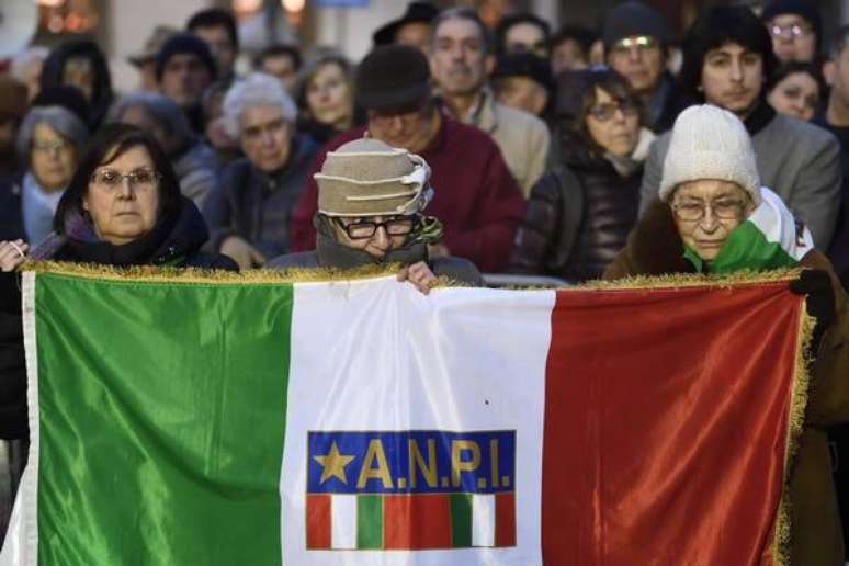 Bandeira da Associa&ccedil;&atilde;o Nacional dos Partisans Italianos na cerim&ocirc;nia pelos 50 anos do 'Massacre da Piazza Fontana'