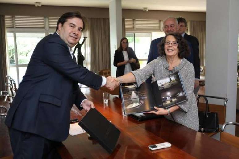 Rodrigo Maia recebe Marina Sereni em Bras&iacute;lia