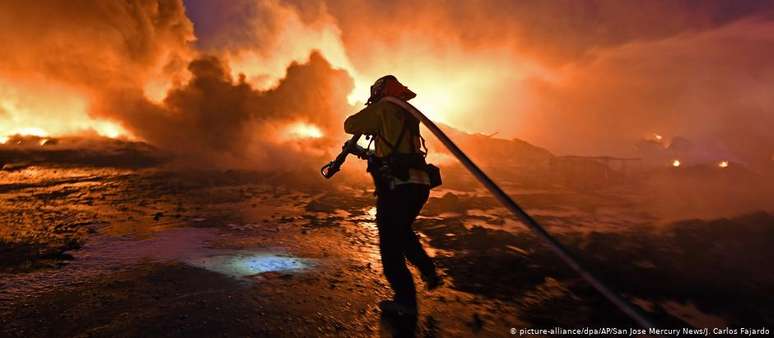 Bombeiro em incêndio florestal nos EUA:  "É como ver um trem cair do precipício", diz cientista sobre mudança climática