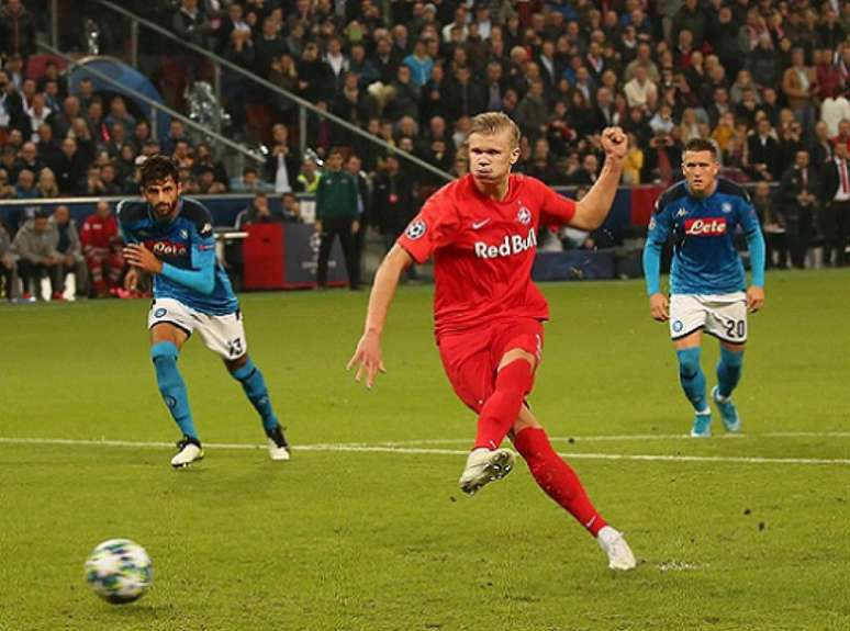 Atacante foi autor de três gols em uma mesma partida na Liga dos Campeões pelo RB Salzburg (Foto: AFP)