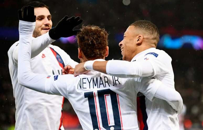 Trio de ataque do PSG comemorando um dos cinco gols na goleada da equipe (Foto: FRANCK FIFE / AFP)