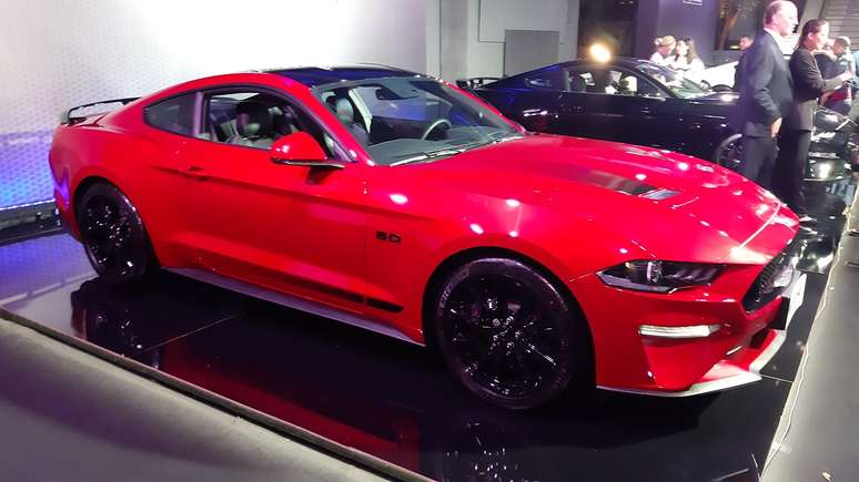 A versão Black Shadow pode substituir o Mustang GT.