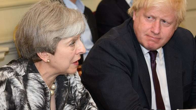 Theresa May e Boris Johnson em 2017; ele foi secret&aacute;rio do governo dela, mas saiu fazendo duras cr&iacute;ticas