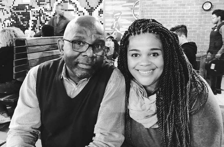 Ap&oacute;s ter se mudado definitivamente para a &Aacute;frica do Sul, Sara-Jayne conseguiu encontrar o pai biol&oacute;gico