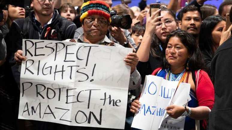 Ind&iacute;genas protestam contra explora&ccedil;&atilde;o de petr&oacute;leo na Amaz&ocirc;nia durante a COP 25