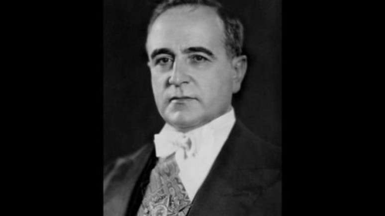 Aleixo participou do movimento que levou Getúlio Vargas ao poder; após a decretação do Estado Novo, ele deixou o governo